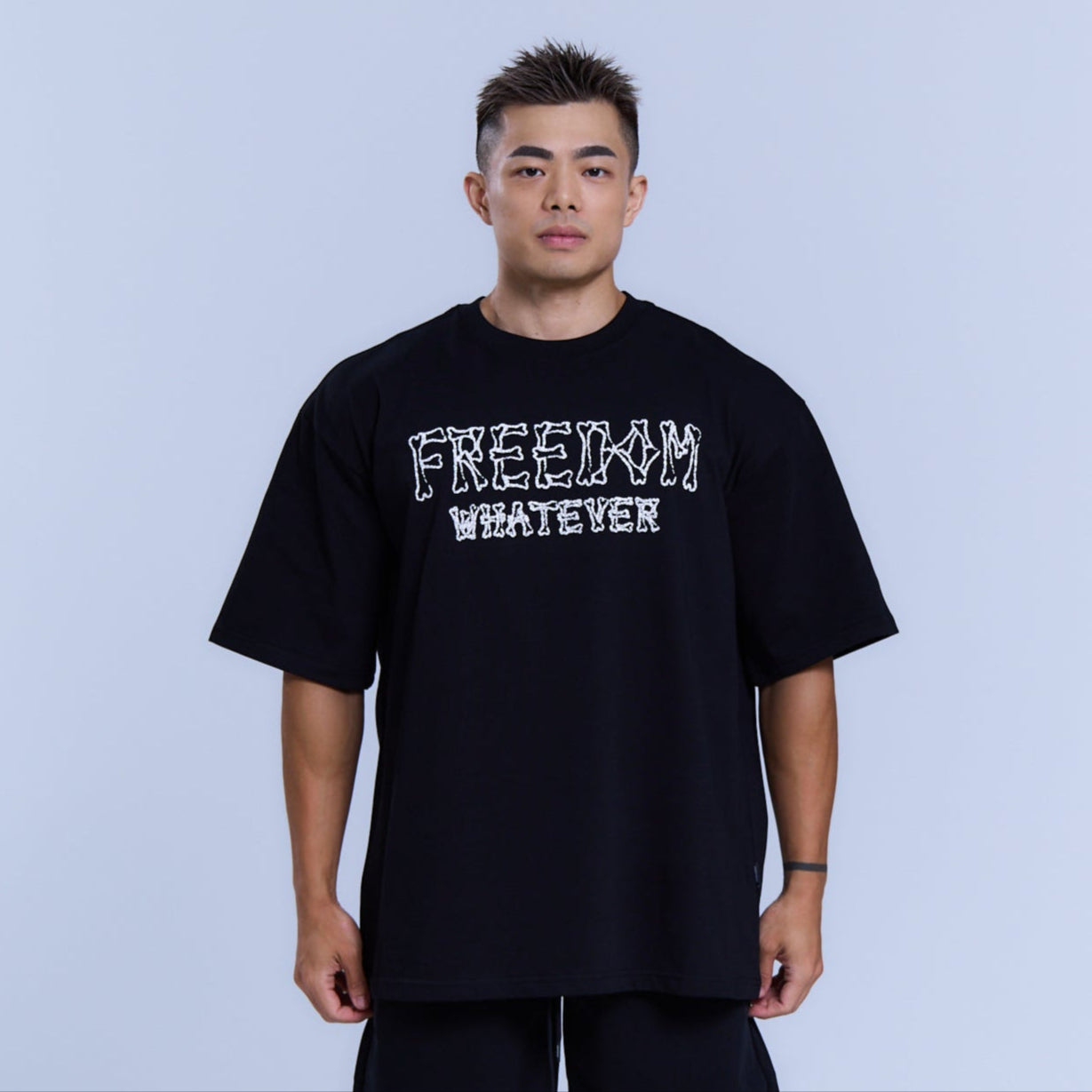Freedom 碎骨壓紋 Logo T-Shirt｜黑色